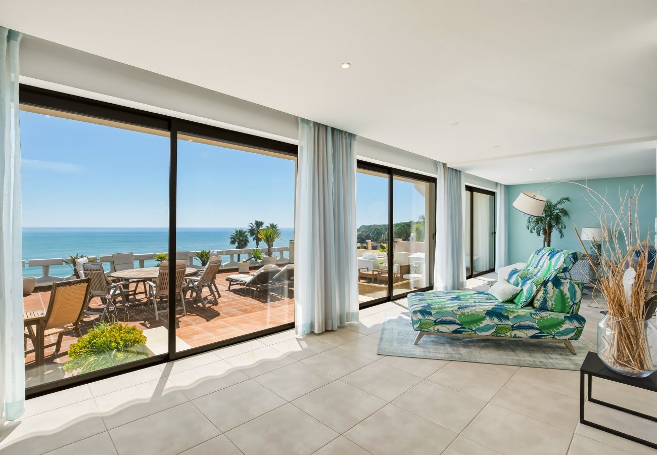 Bright living room with terrace and sea views over Ponta da Piedade and Meia Praia, with direct access and outdoor furniture