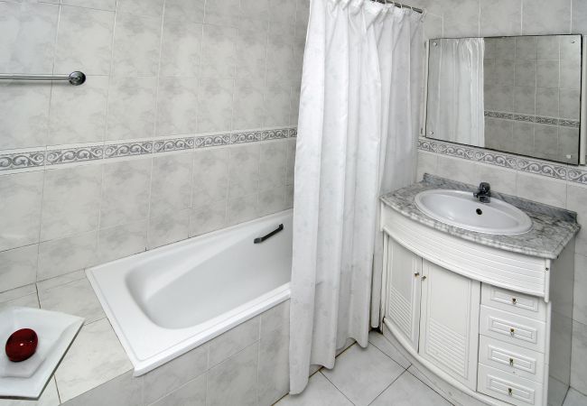 Bathroom with bath and washbasin The second modern bathroom of Villa Beatriz offers a walk-in shower.