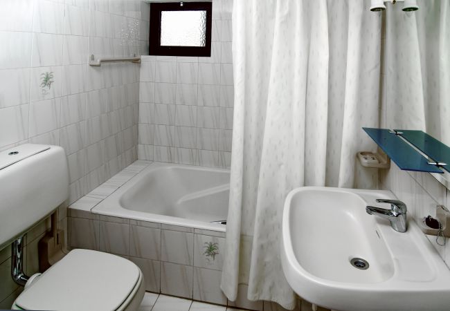 Brightly tiled bathroom with bathtub, WC and washbasin brightly tiled bathroom in Villa Beatriz with bathtub, WC and washbasin