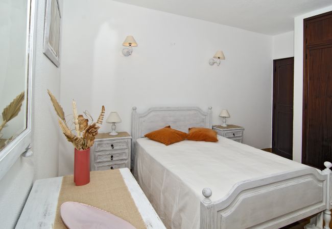 Bedroom with double bed and light-coloured furniture Light-coloured double bed with light-coloured bedside tables in a bedroom in Villa Beatriz