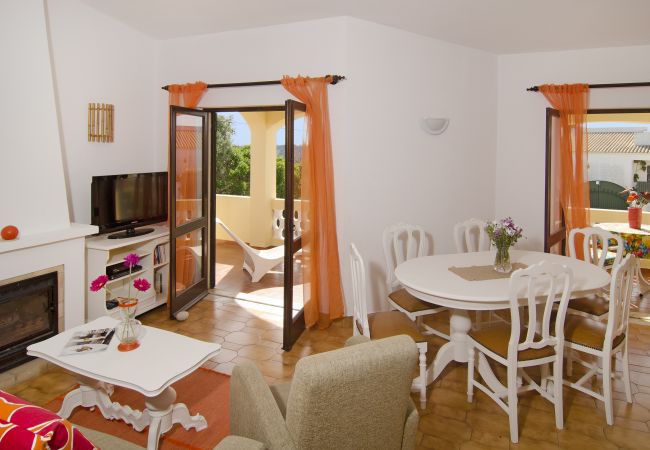 Living room with fireplace and white dining table for 6 people Living room with fireplace and white dining table in Villa Beatriz