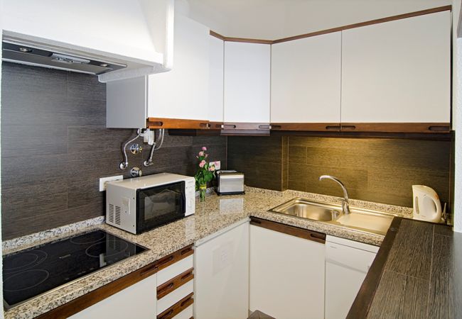 Cuisine lumineuse Bright kitchen in Casa Ana with dishwasher, toaster and microwave