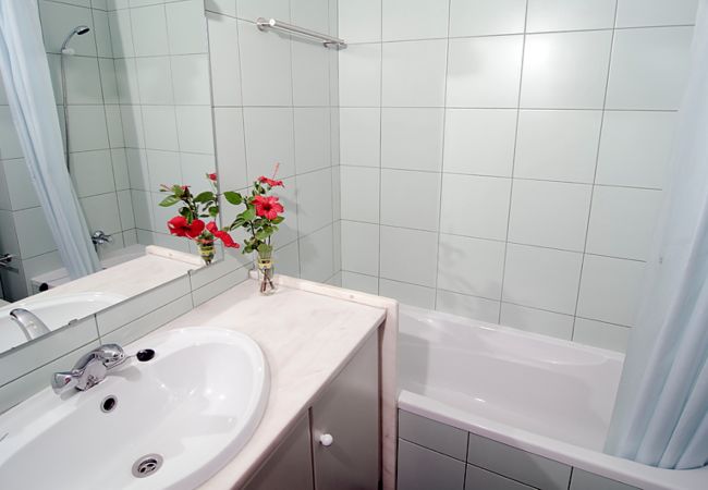 White tiled bathroom in Casa Ana with bathtub and shower function White tiled bathroom in Casa Ana with bathtub and shower function