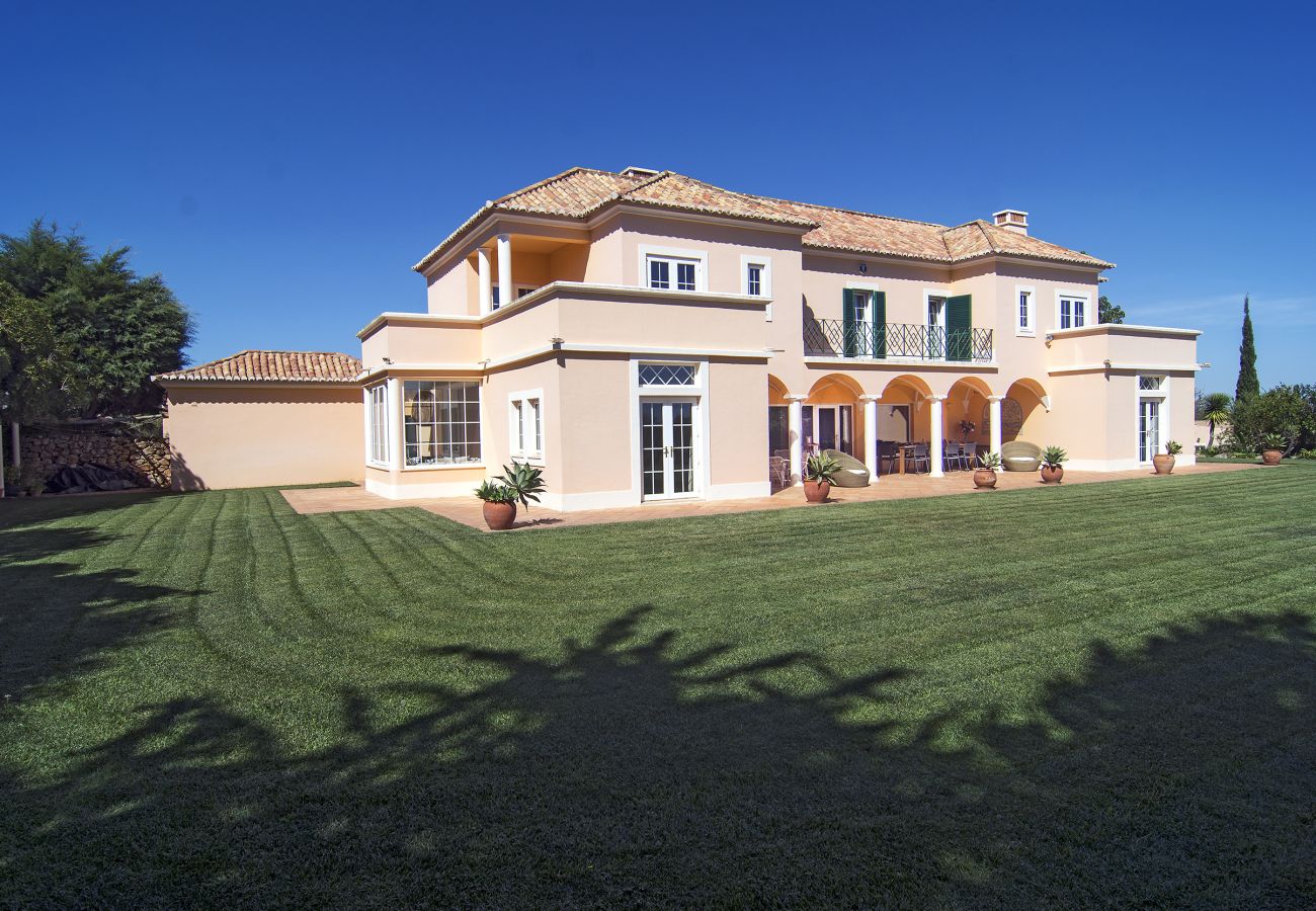 Exterior view with large lawn Exterior view of Monte das Estrelicias with large lawn in front