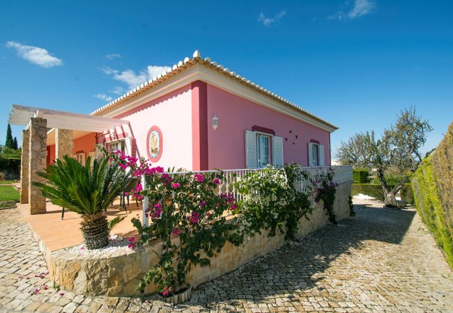 Casa em Luz - Villa Guari, piscina privada, belo jardim Casa em Luz - Villa Guari, piscina privada, belo jardim