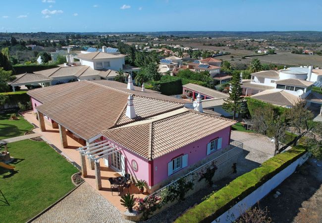 Casa em Luz - Villa Guari, piscina privada, belo jardim Casa em Luz - Villa Guari, piscina privada, belo jardim