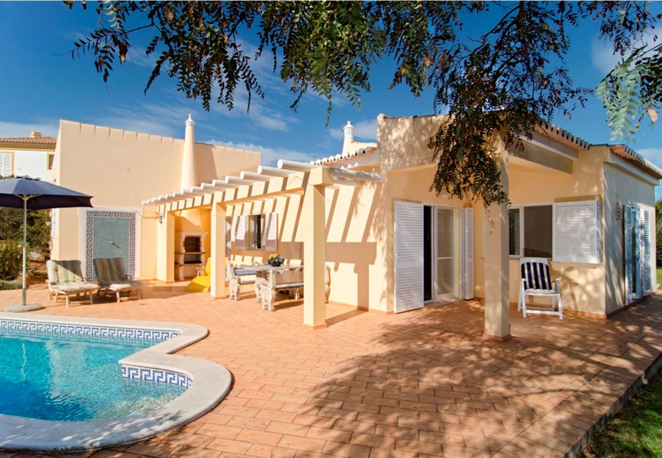 Piscina junto ao terraço com espreguiçadeiras e zona para barbecue Piscina privada de Villa Maren junto ao terraço com espreguiçadeiras e zona de barbecue