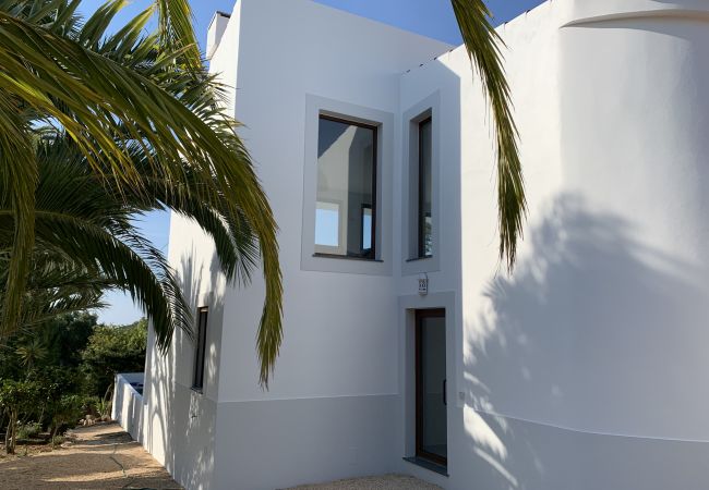 Villa em Praia da Salema - Villa Coruja, terraço vista mar, piscina, moderno Villa em Praia da Salema - Villa Coruja, terraço vista mar, piscina, moderno