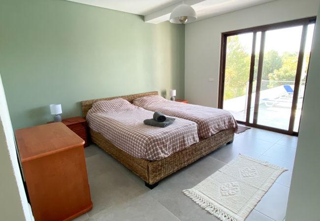 Villa em Praia da Salema - Villa Coruja, terraço vista mar, piscina, moderno Villa em Praia da Salema - Villa Coruja, terraço vista mar, piscina, moderno