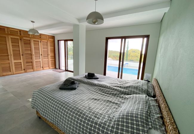 Villa em Praia da Salema - Villa Coruja, terraço vista mar, piscina, moderno Villa em Praia da Salema - Villa Coruja, terraço vista mar, piscina, moderno
