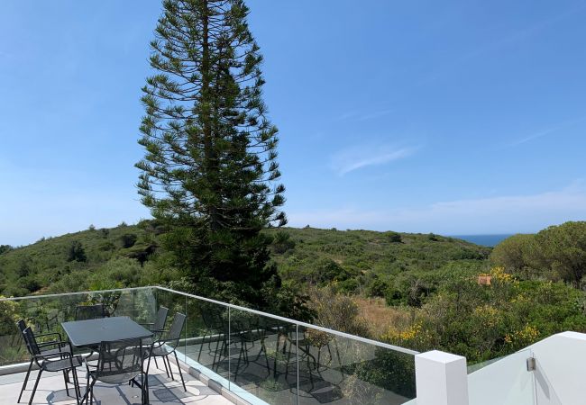 Villa em Praia da Salema - Villa Coruja, terraço vista mar, piscina, moderno Villa em Praia da Salema - Villa Coruja, terraço vista mar, piscina, moderno