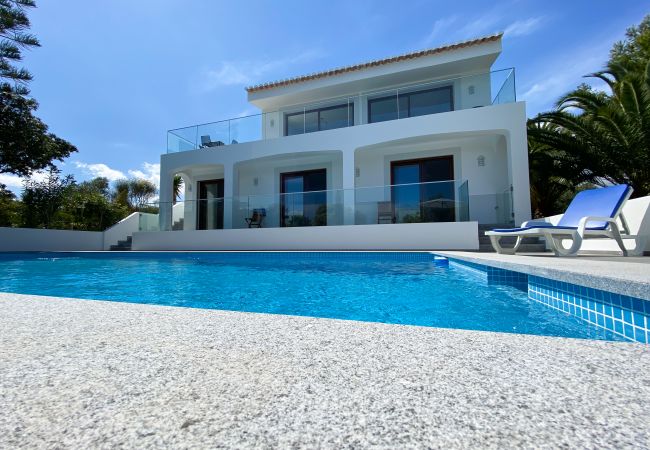 Villa em Praia da Salema - Villa Coruja, terraço vista mar, piscina, moderno Villa em Praia da Salema - Villa Coruja, terraço vista mar, piscina, moderno