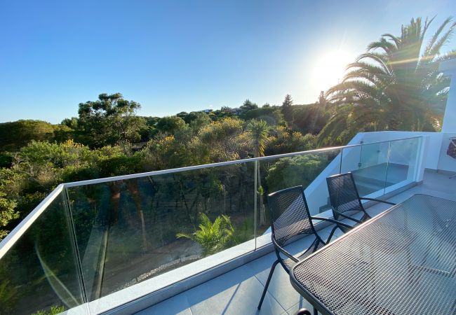 Villa em Praia da Salema - Villa Coruja, terraço vista mar, piscina, moderno Villa em Praia da Salema - Villa Coruja, terraço vista mar, piscina, moderno