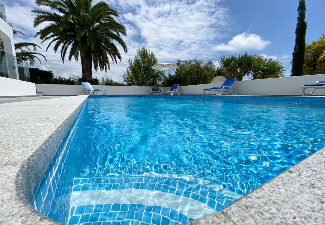 Villa em Praia da Salema - Villa Coruja, terraço vista mar, piscina, moderno Villa em Praia da Salema - Villa Coruja, terraço vista mar, piscina, moderno