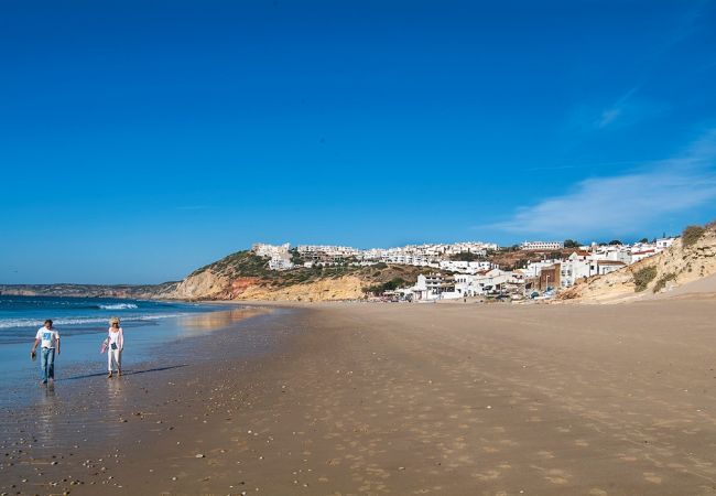 Villa em Praia da Salema - Villa Coruja, terraço vista mar, piscina, moderno Villa em Praia da Salema - Villa Coruja, terraço vista mar, piscina, moderno