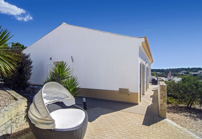 Terraço lateral com sala de estar Terraço lateral da Vivenda Zabra com sala de estar e vista para o jardim