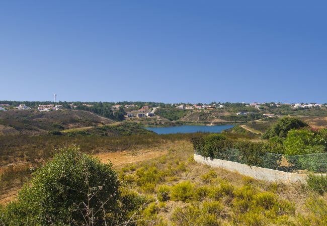 barragem Vista da Vivenda Zabra da albufeira de Vale da Telha com casas na outra margem