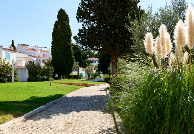 Jardins bem cuidados Jardins cuidadosamente cuidados à volta da Casa Realengo no resort da Prainha em Alvor, Portugal