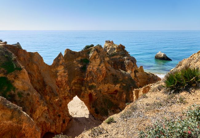 Arco rochoso na praia de Alvor Arco rochoso na praia de Alvor