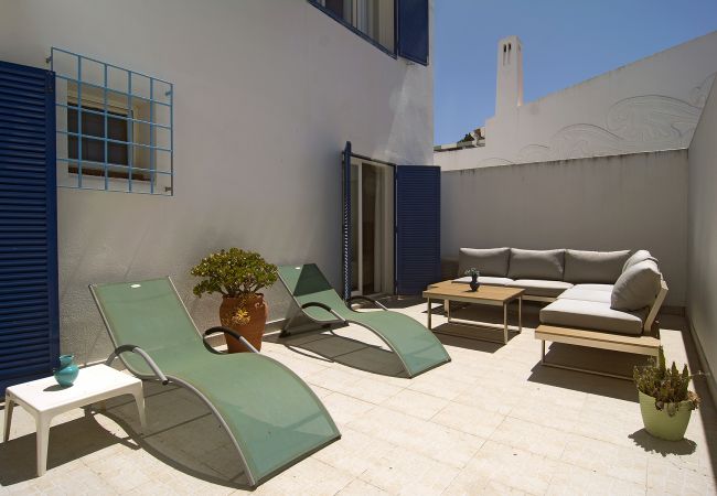 Grande terraço inferior Grande terraço inferior da Casa Realengo com espreguiçadeiras e área de estar