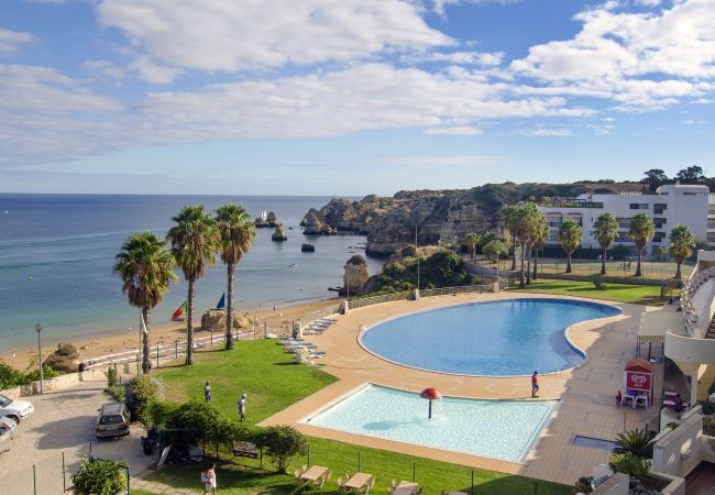 Piscina comunitária em Iberlagos e na praia Dona Ana Vista da Casa Oyster para a piscina da comunidade Iberlagos e para a praia Dona Ana em Lagos