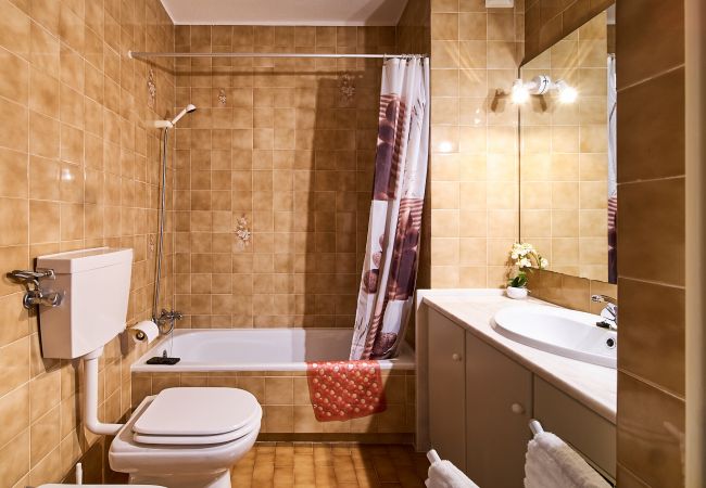 Casa de banho com banheira e opção de duche Casa de banho com banheira e possibilidade de duche na Casa Oystra