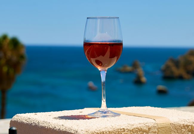 Copo de Rosé Na Casa Oystra com vista para a baía da Praia Dona Ana Copo de Rosé Na Casa Oystra com vista para a baía da Praia Dona Ana