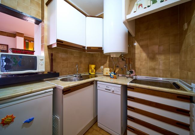 Cozinha com micro-ondas, máquina de lavar louça e fogão Cozinha da Casa Oystra com micro-ondas, frigorífico, máquina de lavar louça e fogão