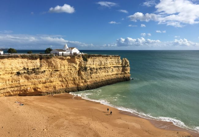 Senhora da Rocha auf einem Felsen über dem Meer Senhora da Rocha auf einem Felsen über dem Meer