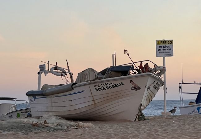 Barco de pesca na praia de Armação de Pera Barco de pesca na praia de Armação de Pera