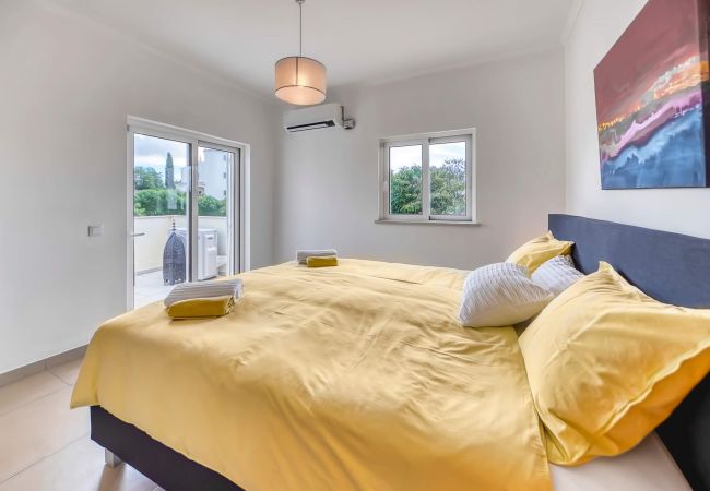 Quarto com cama de casal no primeiro andar  Quarto amplo, com ar condicionado e varanda