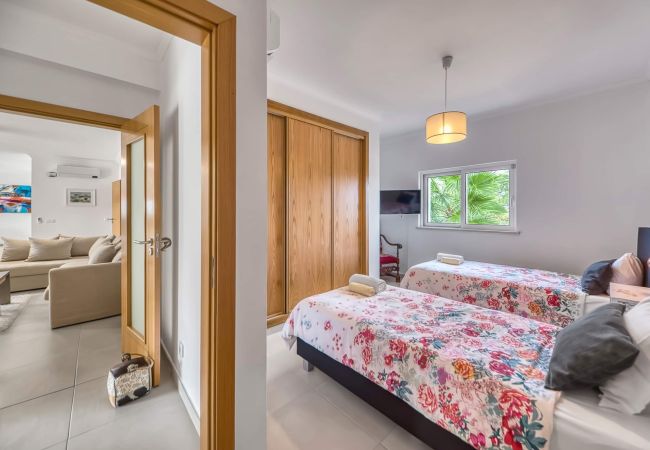 Quarto com duas camas individuais Quarto com ar condicionado e duas camas individuais no rés do chão