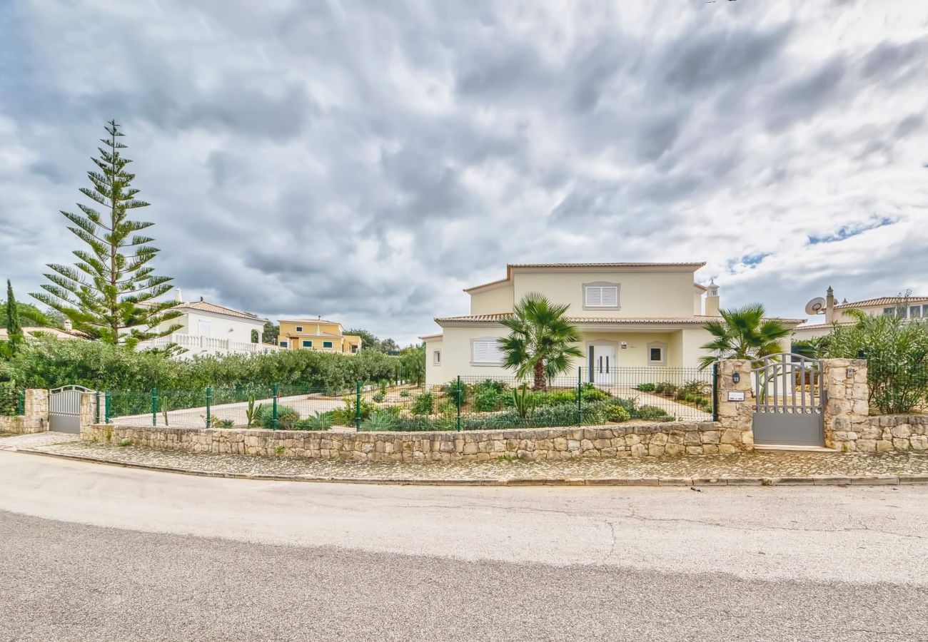 Vista exterior da Villa Larissa Villa Larissa fechada com um belo jardim