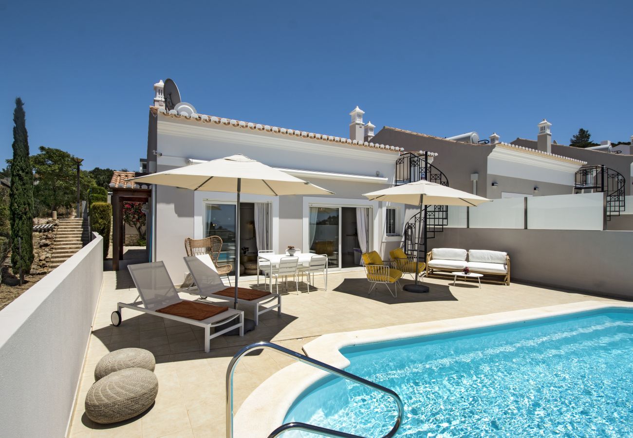 privater Pool und Terrasse Terrasse und privater Pool der Villa Salemar mit Sonnenliegen und Sonnenschirm