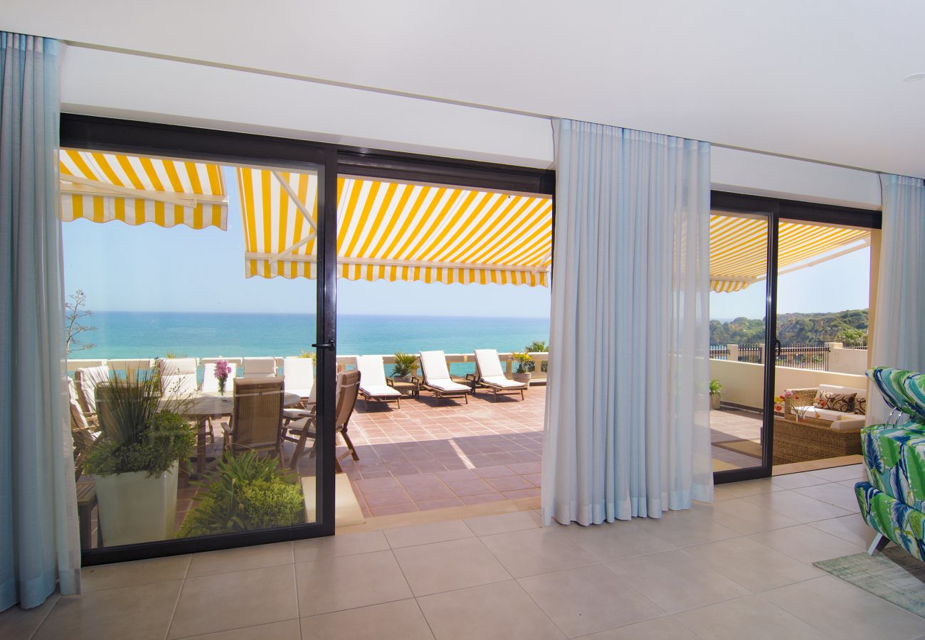 großes Wohnzimmer in Casa Sara mit Panoramablick aufs Meer