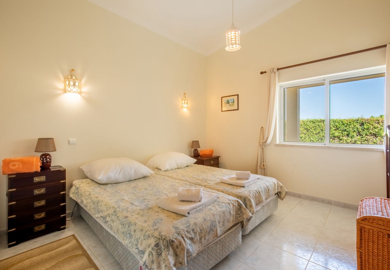 Klassisches Badezimmer mit Doppelwaschbecken und Bidet Ein klassisches Badezimmer mit hellen Fliesen, einem Holzschrank, Doppelwaschbecken und Bidet.