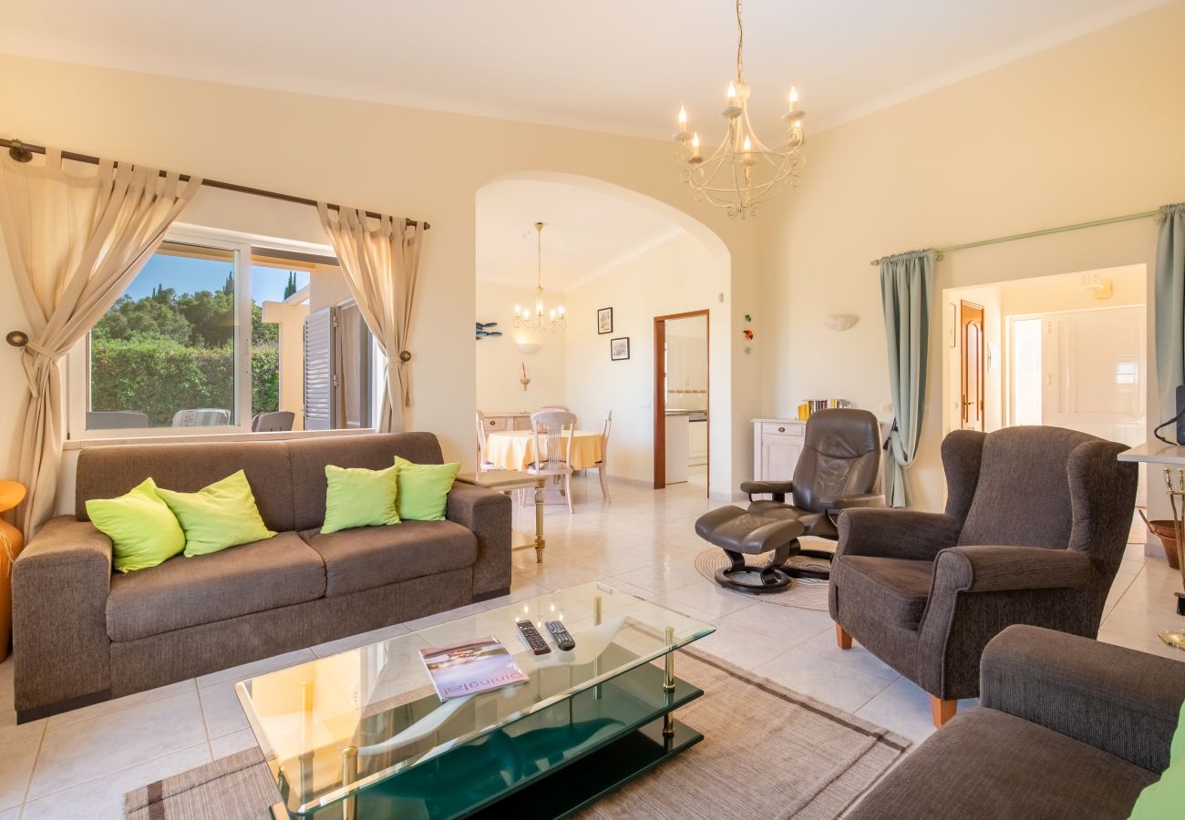 Heller Innenbereich mit Wohnzimmer und Essbereich. Innenaufnahme eines Wohnzimmers mit Sofa und Sesseln mit Blick in ein Esszimmer.