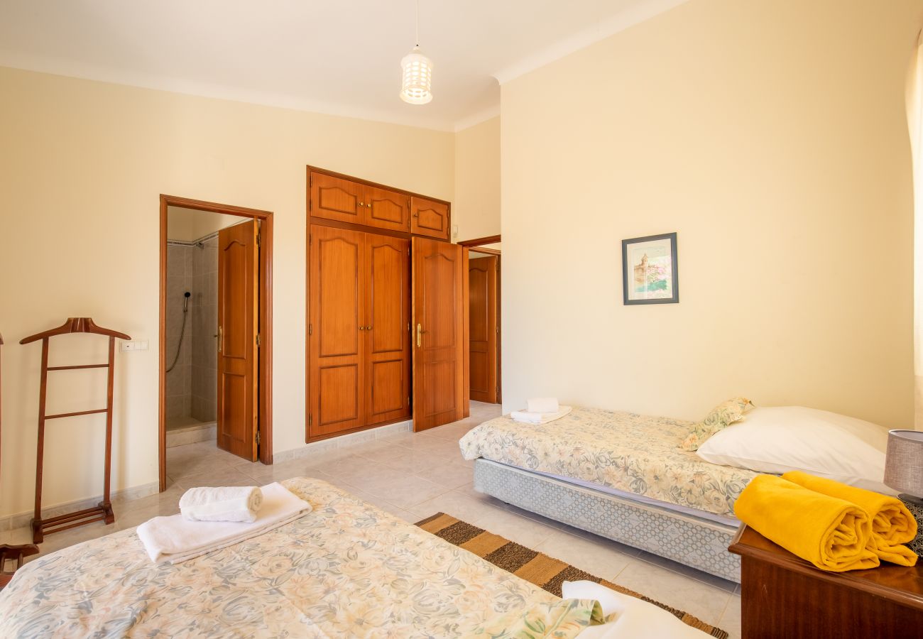 Klassisches Badezimmer mit Doppelwaschbecken und Bidet Ein klassisches Badezimmer mit hellen Fliesen, einem Holzschrank, Doppelwaschbecken und Bidet.