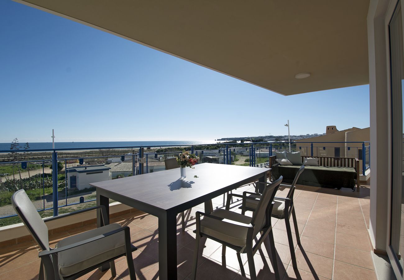 Teilüberdachter Balkon mit prachtvollem Blick auf Strand und Meer Teilüberdachte Terrasse von Casa Areia Ornata mit prachtvollem Blick auf Strand und Meer und Esstisch sowie gepolsterter Bank
