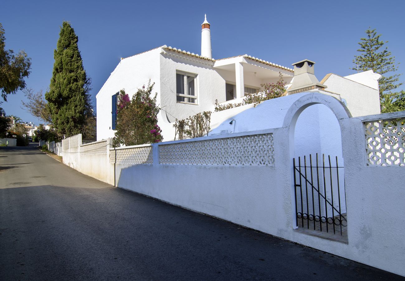 Straßenansicht verzierte Gartenmauer von Casa Alma Mar mit Eingangspforte in den Garten