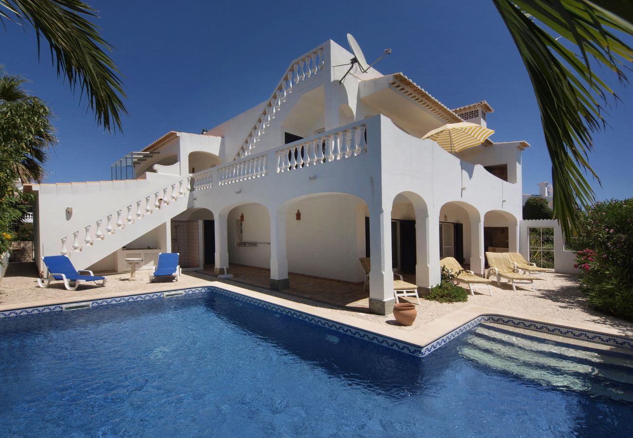 Pool Villa Atlântico großer Pool neben der mehrstöckigen Villa Atlântico mit Sonnenliegen auf der Terrasse und Außendusche