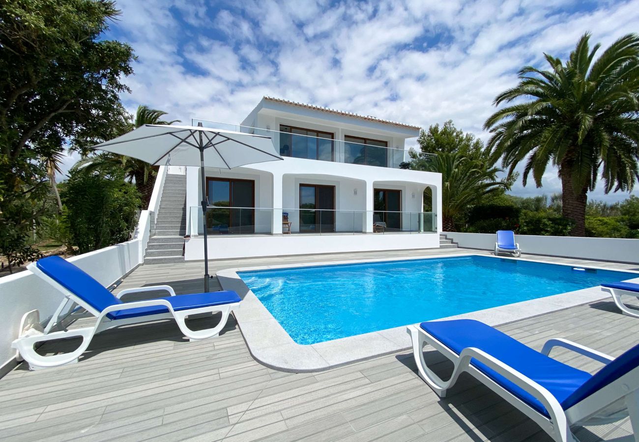 Poolbereich Pool der Villa Coruja mit großer Terrasse und blauen Liegestühlen