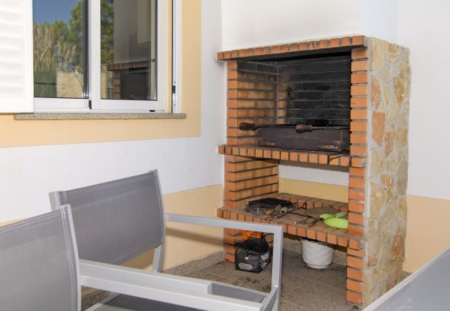 Außengrill auf der hinteren Terrasse Außengrill direkt neben dem Esstisch auf der hinteren Terrasse der Vivenda Zabra