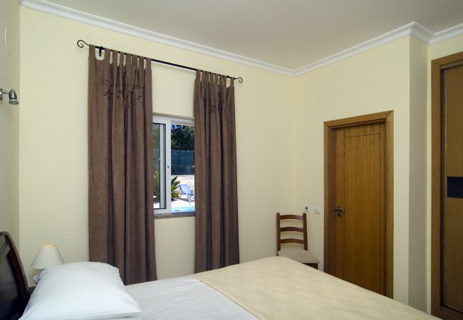 Schlafzimmer mit Doppelbett Schlafzimmer mit Doppelbett in Vivenda Zabra