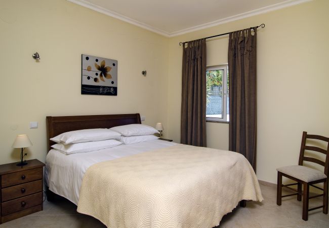 Schlafzimmer mit Doppelbett in Vivenda Zabra Schlafzimmer mit Doppelbett in Vivenda Zabra