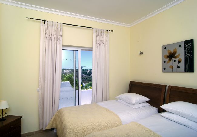 Schlafzimmer mit zwei zusammengestellten Einzelbetten in Vivenda Zabra Schlafzimmer mit zwei zusammengestellten Einzelbetten in Vivenda Zabra