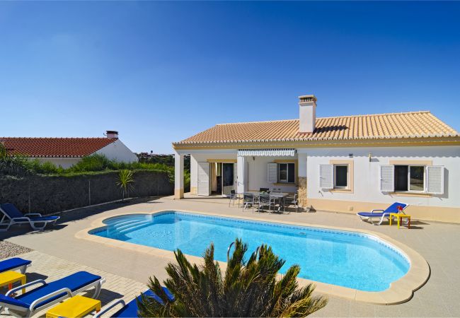 große Terrasse und privater Pool Terrasse mit großem Pool und Sonnenliegen hinter der Vivenda Zabra