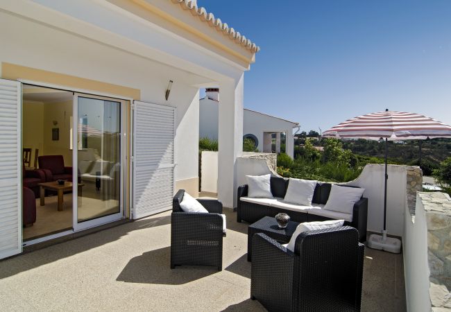 Terrasse mit Loungesesseln und Aussicht Terrasse vor der Vivenda Zabra mit Loungesesseln und Aussicht