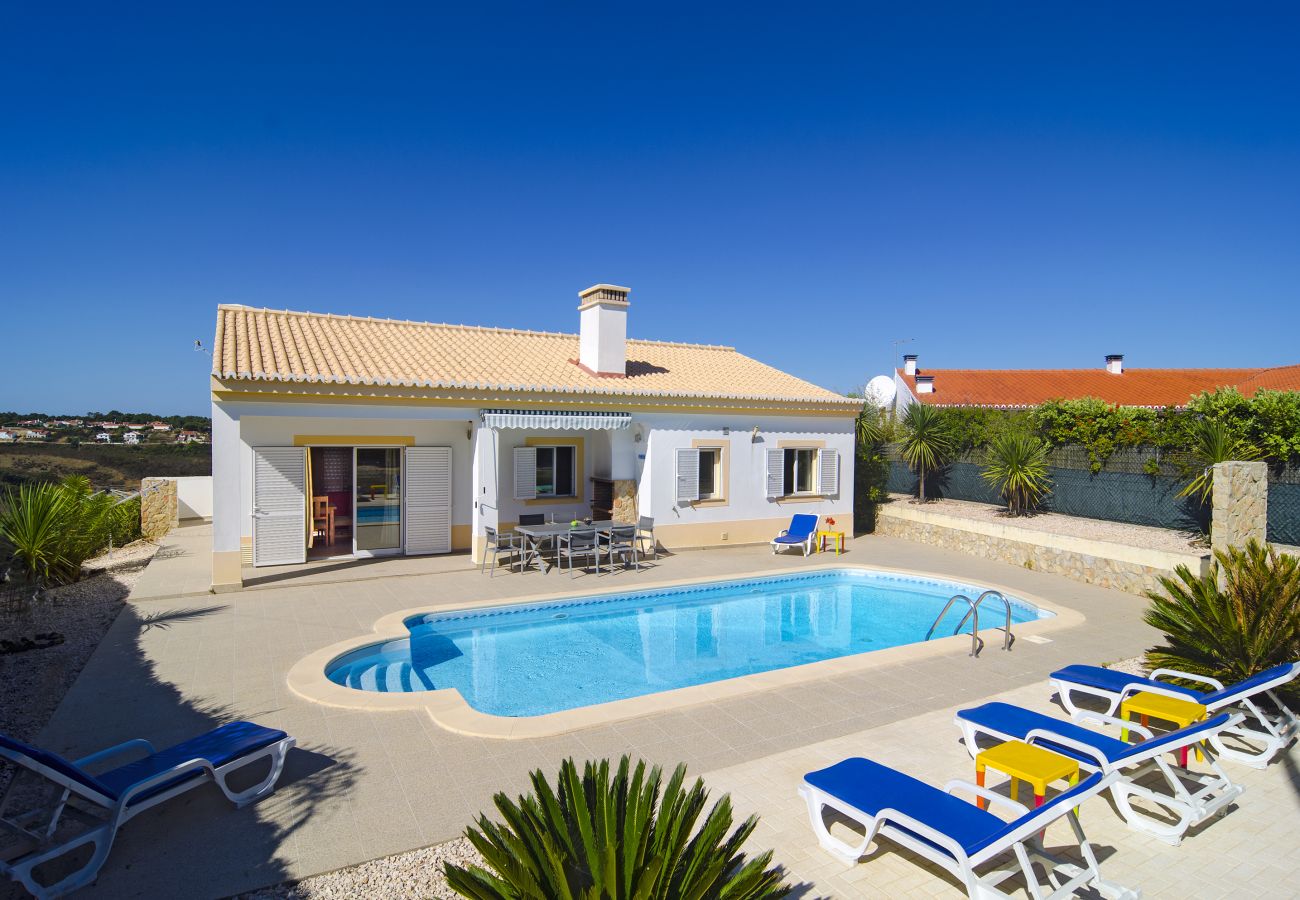 großer Pool von Terrasse umgeben neben dem Haus Terrasse mit großem Pool und Sonnenliegen neben der Vivenda Zebra