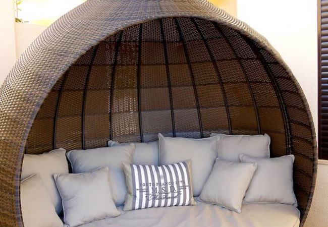 Gemütlicher Strandkorb Gemütlicher Strandkorb auf der Terrasse von Casa Aurora